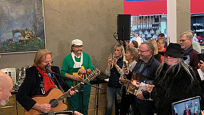 Frank Zander Menschenmenge Gitarre Lied Ausstellung