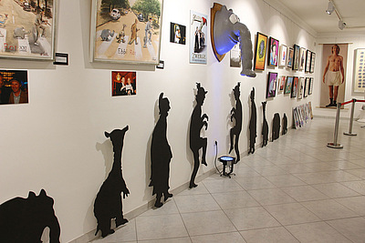 Otto Waalkes Ausstellung Wand mit Bildern und Silhouetten