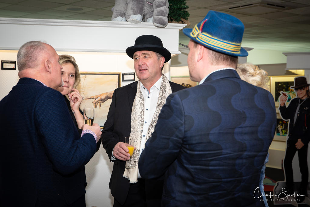 Otto Waalkes Ausstellung drei Männer Hüte Anzüge