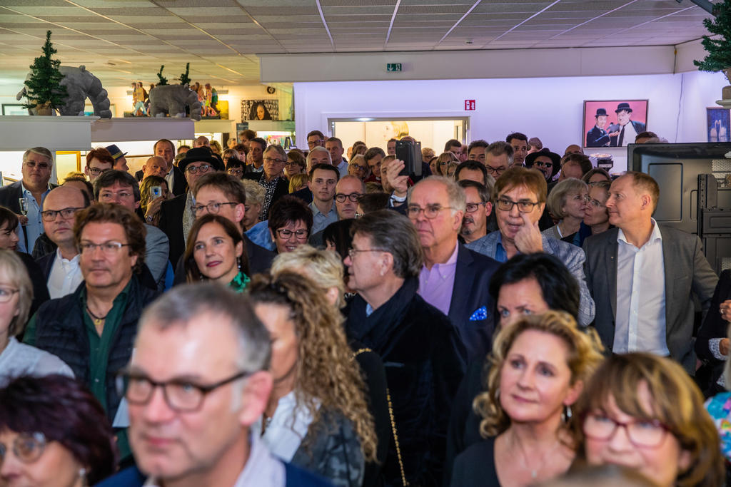Vernissage Otto 50. Geburtstag Angela Walentowski Menschenmenge hört zu